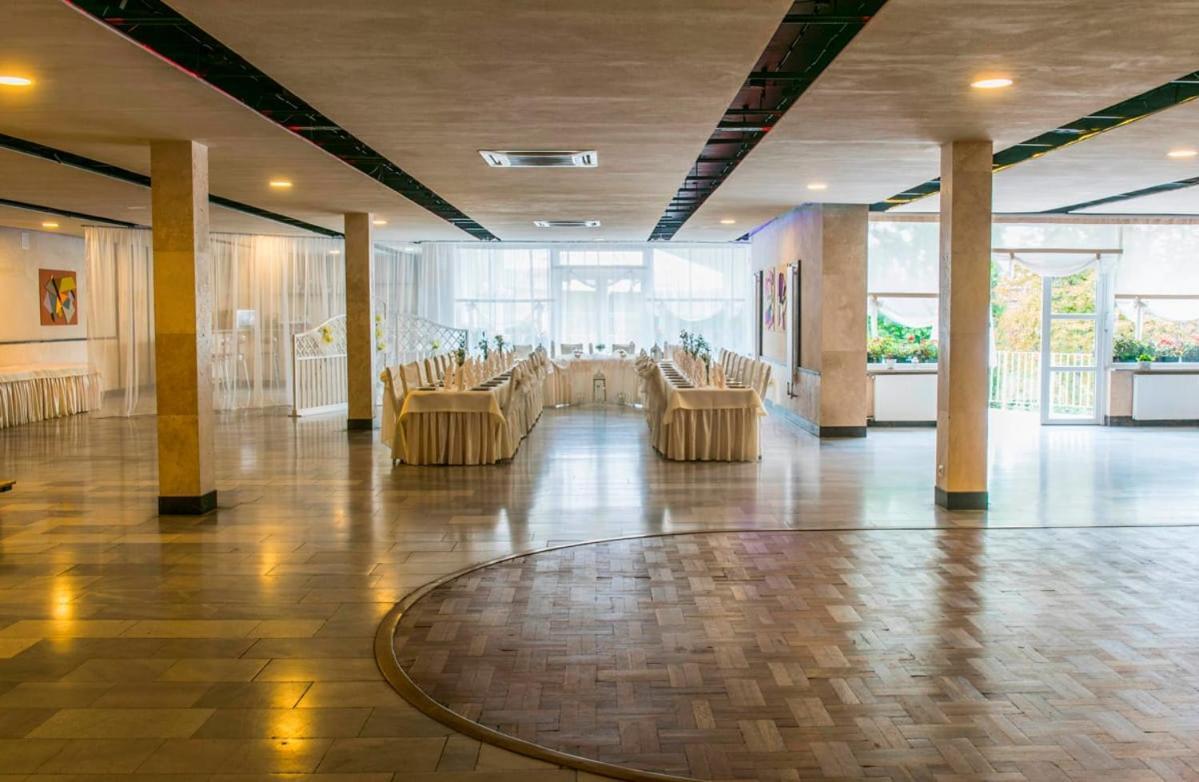 Hotel Accademia Ostrowiec Świętokrzyski Dış mekan fotoğraf