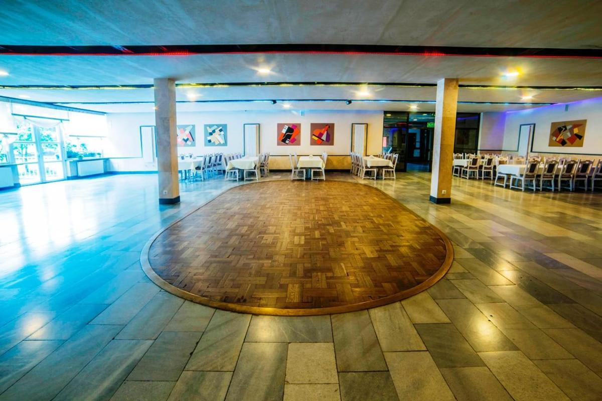 Hotel Accademia Ostrowiec Świętokrzyski Dış mekan fotoğraf